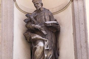 socha bl. Jana Sarkandera v průčelí kostela ( © Jan P. Štěpánek 05/2008)