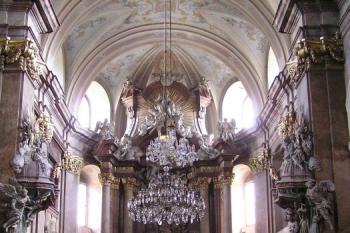průhled hlavní lodí kostela ke hlavnímu oltáři ( © Jan P. Štěpánek 05/2008)