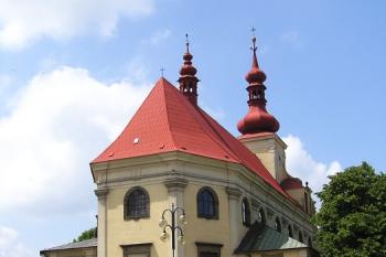 pohled na farní kostel od východu ( © Jan P. Štěpánek 05/2008)