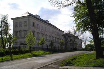 přední část zámku z boku (© de ardoise 05/2005)