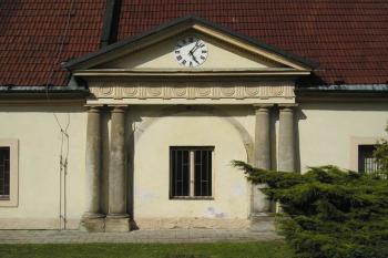 portál hospodářského dvora naproti zámku (© de ardoise 05/2005)