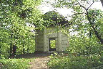 Opravený Chrámek přátelství nad řekou Moravou (© de ardoise 05/2005)