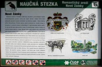 Informační cedule k areálu Nových zámků (© de ardoise 05/2005)