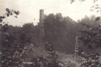 Nové Zámky u Litovle - nepříliš kvaliní fotografie z první pol. 20. století - pohled na obelisk - (soukr.sbírka IvoR) (© ???)