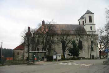 chrám s původním, "nalepeným" kostelem /úplně vlevo/ (© D Dohňanský, 01/2016)