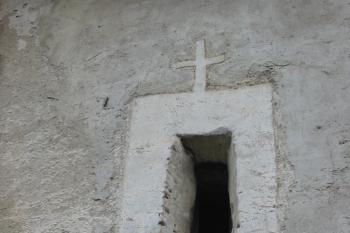 detail okýnka /střílny/ pozdněrománského kostela (© D Dohňanský, 01/2016)