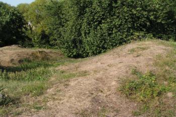 Zbytek příkopu a val na východě ( © Filip Matoušek 08/2003)