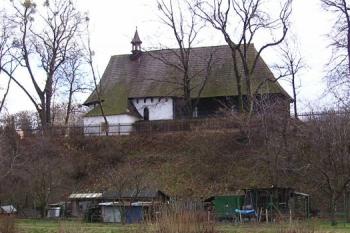 Pohled na kostelík ze břehu Rožnovské Bečvy (© Jan P. Štěpánek, 02/2007)