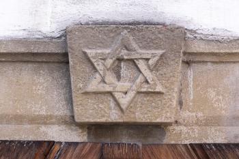 detail kamenného ostění vstupu do synagogy ( © Jan P. Štěpánek 05/2008)