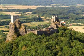 Trosky - Letecký snímek ( © Radovan Smokoň 08/2006)