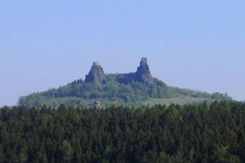 Trosky od Mladějova - 6 km vzdušnou čarou ( © Pavel Vítek 05/2007)