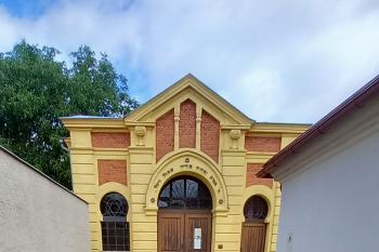 Vstup na židovský hřbitov v Holešově (© Ivo Rozehnal  07/2023)