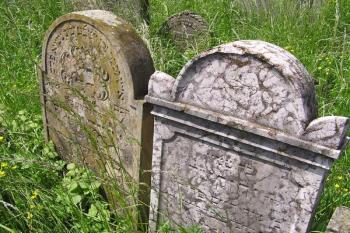 historické náhrobky na hřbitově v Holešově ( © Jan P. Štěpánek 05/2008)