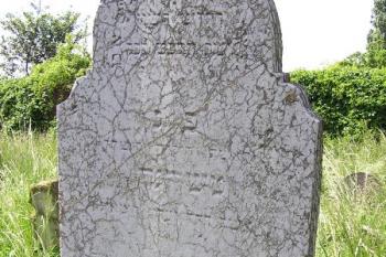 jeden z historických náhrobků ( © Jan P. Štěpánek 05/2008)