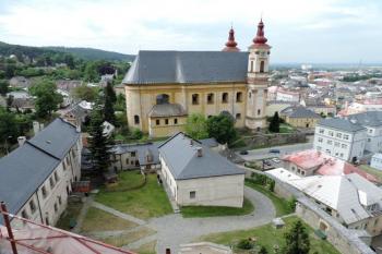 celkový pohled na budovy předhradí a klášterní kostel z hradních střech ( © Jan P. Štěpánek 05/2015)