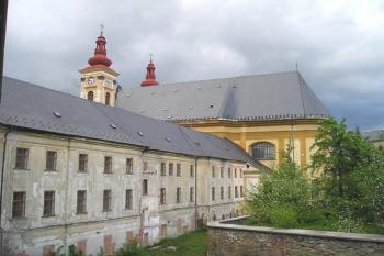 budovy kláštera s kostelem (© de ardoise 05/2005)