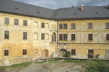 otevřené nádvoří kláštera (© de ardoise 05/2005)