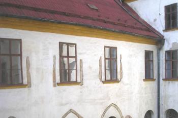 rajský dvůr s gotickými zbytky (© de ardoise 05/2005)