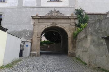 Vstup do kláštera ( © Ivo Rozehnal 05/2018)