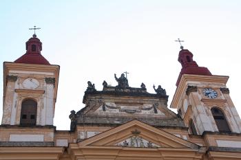 Štít a věžové nástavce hlavního průčelí ( © Ivan Grisa 05/2009)