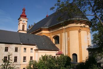 Kostel a klášter od jihovýchodu ( © Ivan Grisa 05/2009)