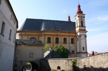 Kostel od severu, v popředí první brána hradu ( © Ivan Grisa 05/2009)