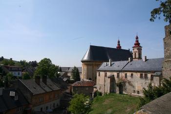 Kostel od brány do hradního parku ( © Ivan Grisa 05/2009)