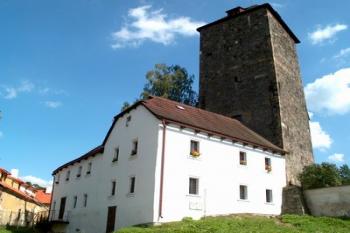 Muzeum a gotická věž (2002 © Václav Hodek)