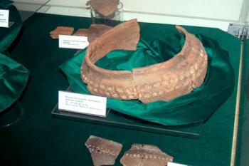 Fragment halštadsko-laténské nádoby ze 4.-5. stol. př.n.l. v muzeu (2002 © Václav Hodek)
