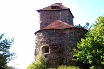 Románská rotunda v popředí věže (2002 © Václav Hodek)