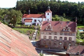 Pohled z věže na renesanční dům U Micků a kostel sv. Šimona (2002 © Václav Hodek)
