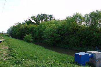 Místo tvrziště nad řekou Kyjovkou ( © Roman Řezáč 05/2005)