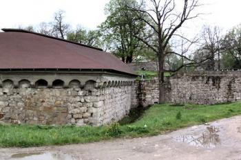 celkový pohled na bollwerk, kurtinu hradby a bránu v pozadí ( © Pavel Zany Komárek 5/5/2005)