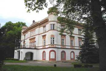 vstupní průčelí nové zámecké budovy (© de ardoise 05/2005)
