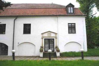 část původního zámku s renesančním portálem (© de ardoise 05/2005)