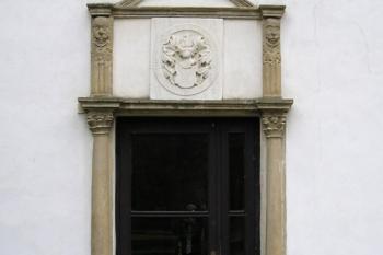 druhý renesanční portál původního zámku (© de ardoise 05/2005)
