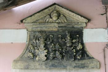 Detail horní části portálu s erby a letopočtem 1588 ( © Filip Matoušek 05/2005)