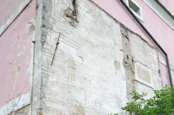 Pozůstatky sgrafit odhalené na severní straně ( © Filip Matoušek 05/2005)