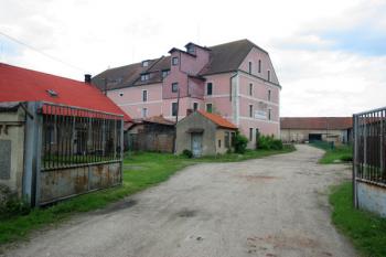 Celkový pohled na tvrz od původního vjezdu do dvora ( © Filip Matoušek 05/2005)