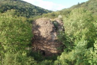 pohled na bergfrit z úrovně 2. patra donjonu (© Martin Lebeda, 07/2007)