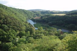 výhled do údolí Berounky od donjonu (© Martin Lebeda, 07/2007)