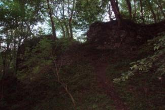 vstup do hradu - pohled z příkopu (© Martin Lebeda, 07/2007)