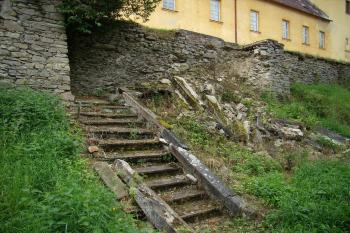 zámecká zahrada - zřícené schodiště (© Petr Pospíšil, 08/2012)