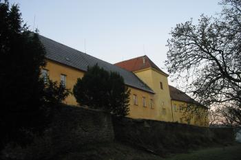 sv.strana zámku s kamennou zdí (© D Dohňanský, 01/2016)