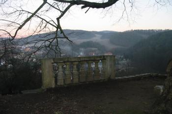 pohled přes balustrádové zábradlí na severozápadě (© D Dohňanský, 01/2016)