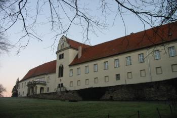 Čelní jihozápadní zámecké průčelí (© D Dohňanský, 01/2016)