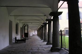 arkádový ochoz v nádvoří (© de.ardoise  11/2005)