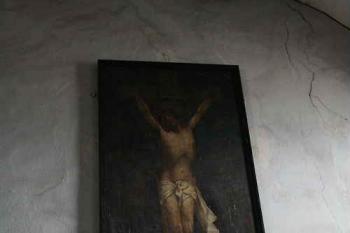 Kaple, obraz Ukřižovaného nad západním portálem (© Ivan Grisa, 05/2008)