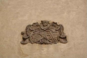 Alianční erb nad severním vstupem do průchodu přízemím příčného křídla (© Ivan Grisa, 05/2008)