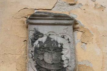Erb nad jižním vchodem do průchodu přízemím příčného křídla (© Ivan Grisa, 05/2008)